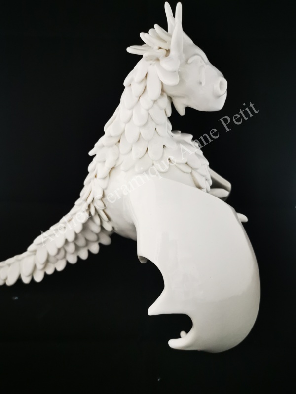 dragon porcelaine blanche. vue de profil. fait main. porcelaine française.