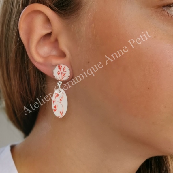 Boucles d'oreilles porcelaine biscuit décor fleuri rouge