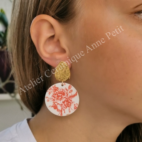 boucles d'oreilles en biscuit de porcelaine décor pivoines rouges