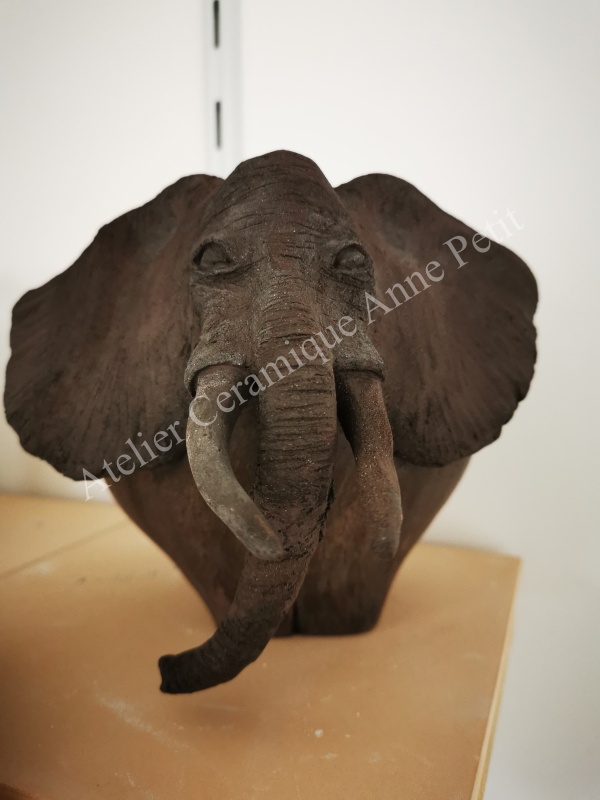 Eléphant en céramique réalisée par un élève au cours d'ateliers
