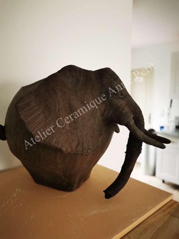 Profil d'un éléphant en céramique réalisé par un élève de l'atelier